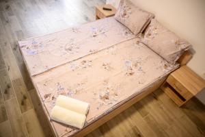 a bed in a room with pink sheets and pillows at Апартаменти ЗДРАВЕ in Sapareva Banya