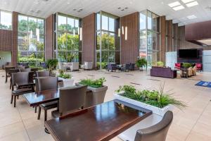 Χώρος καθιστικού στο Clarion Inn Sheffield Muscle Shoals