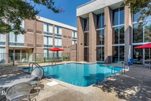 Piscina en o cerca de Clarion Inn Sheffield Muscle Shoals