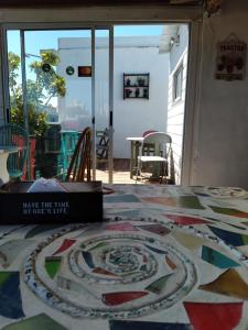 uma mesa com uma toalha de mesa em cima em "El Pelícano" Hostal em Maldonado