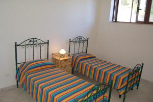 deux lits côte à côte dans une pièce dans l'établissement Villa delle Agavi, à Campomarino