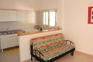 une cuisine avec un banc au milieu d'une pièce dans l'établissement Villa delle Agavi, à Campomarino