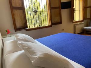 Cama o camas de una habitación en Hostal Moscatel