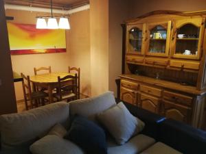 - un salon avec un canapé et une table dans l'établissement apartment nuria, à Puigcerdà