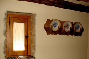 una ventana en una habitación con placas en la pared en Caserío de Ovejuela, en Ovejuela