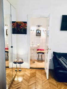 Ein Badezimmer in der Unterkunft ROMANTIC studio in 12th district of Budapest, close to MOM Park