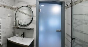 ein Bad mit einem Waschbecken und einem Spiegel in der Unterkunft Apartment in Innenstadtnähe in Darmstadt