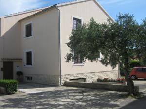 ein weißes Gebäude mit einem Baum davor in der Unterkunft Apartments Blanka in Zadar