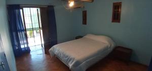 Кровать или кровати в номере Hostal Carlos