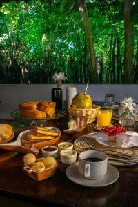 a table with food and drinks on top at Na Praia Pousada in Barra Grande