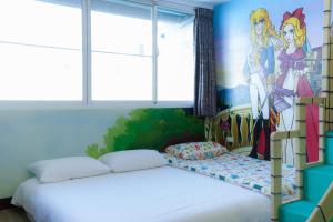 Tempat tidur dalam kamar di 耶伊親子溜滑梯民宿