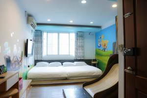 Tempat tidur dalam kamar di 耶伊親子溜滑梯民宿