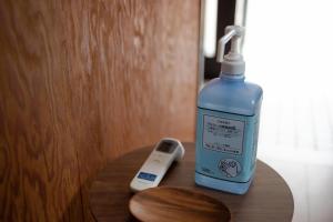 Iwaya的住宿－OCEANSTAY SHIRATO - Vacation STAY 74540v，一瓶水和一张桌子上的遥控器