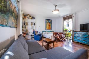 TV a/nebo společenská místnost v ubytování Apartamento con patio cordobés en San Basilio & Parking
