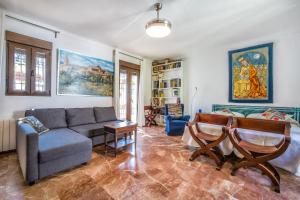 a living room with a couch and a table at Apartamento con patio cordobés en San Basilio- Parking privado in Córdoba