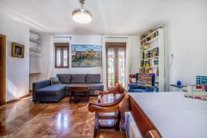 a living room with a couch and a table at Apartamento con patio cordobés en San Basilio- Parking privado in Córdoba