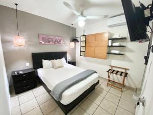Coco Suites by Andiani Travel tesisinde bir odada yatak veya yataklar