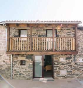 drewniany balkon po stronie kamiennego budynku w obiekcie casa boral w mieście Doade