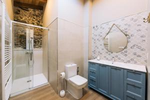 La salle de bains est pourvue de toilettes, d'une douche et d'un lavabo. dans l'établissement casa boral, à Doade