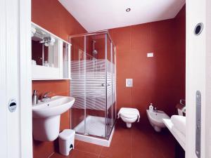 une salle de bain avec une douche en verre, des toilettes et un lavabo dans l'établissement Villa Eletti, à Matera 18 autres photos