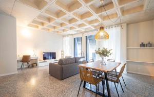 sala de estar con mesa y sofá en BARCELONA TOUCH APARTMENTS - Rosich en Hospitalet de Llobregat