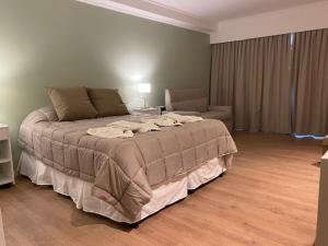 sypialnia z łóżkiem, kanapą i krzesłem w obiekcie Iguape Aparts & Spa w mieście Colón