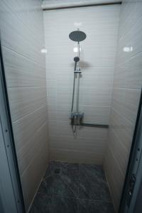 un baño con ducha con ducha en Sarysoul Mountainlodge / Pamirextreme, en Sary-Tash 28 fotos más