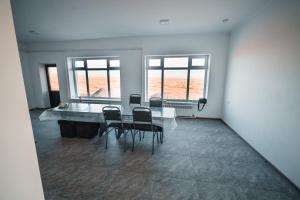 Un comedor con una mesa de cristal y sillas. en Sarysoul Mountainlodge / Pamirextreme, en Sary-Tash