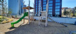 um parque infantil com um escorrega numa cidade em Superior Apartment & Rooftop Pool em Viena