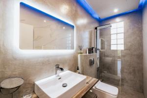 A bathroom at Fort D-Val luxurious apartment