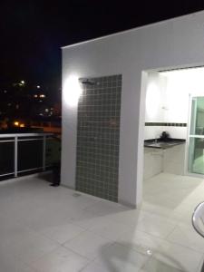 bagno con doccia piastrellata in cima a un edificio di Cobertura Fort do Pontal ad Arraial do Cabo