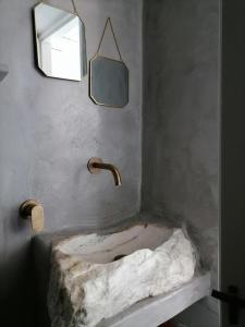 A bathroom at Serifos Sugar Cubes Még 19 kép