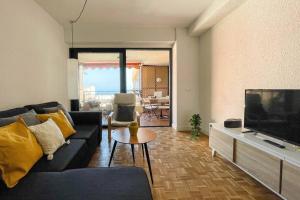 TV a/nebo společenská místnost v ubytování Apartamento con personalidad a 600 m de la playa.