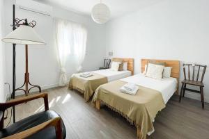 מיטה או מיטות בחדר ב-Apartamento con personalidad a 600 m de la playa.
