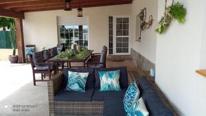 Posedenie v ubytovaní Casa de sueños Benasha con piscina, zona infantil y parking privado + 37 fotografií