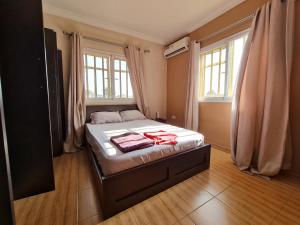 Voodi või voodid majutusasutuse Lovely 3-Bedroom around Ogba, Ikeja, Lagos. toas