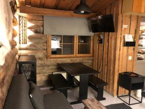 un soggiorno con un tavolo e un divano di Rukanloiste a Ruka