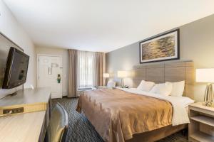 A bed or beds in a room at Quality Inn Gallatin-Nashville Metro
