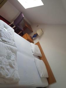 Ein Bett oder Betten in einem Zimmer der Unterkunft Märkischer Hof Hotel