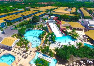 uma vista aérea de um resort com duas piscinas em Lacqua diRoma - Hotel e Parque Aquático em Caldas Novas