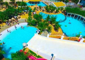 uma vista superior de uma piscina num resort em Lacqua diRoma - Hotel e Parque Aquático em Caldas Novas