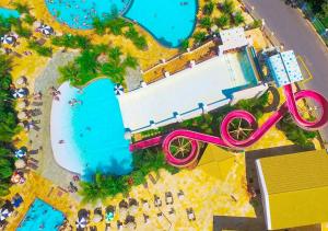uma vista superior de uma carruagem cor-de-rosa num resort Disney em Lacqua diRoma - Hotel e Parque Aquático em Caldas Novas