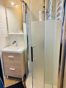 La salle de bains est pourvue d'une douche et d'un lavabo. dans l'établissement La Valentine Spa, à Béthisy-Saint-Pierre