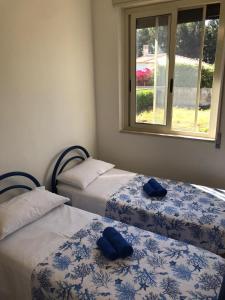 dos camas sentadas una al lado de la otra en una habitación en Villa Melina en Siracusa