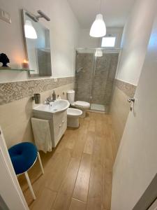 A bathroom at Casa vacanze Almàsalo Még 37 kép