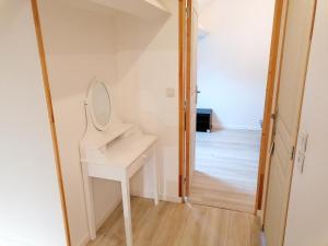 Vonios kambarys apgyvendinimo įstaigoje Maison de 2 chambres avec jardin clos et wifi a Sainte Genevieve les Gasny