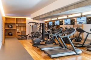 a gym with treadmills and elliptical machines at 3HB Faro in Faro