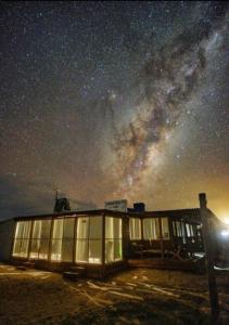 un edificio bajo un cielo estrellado por la noche en Puertas al Cabo, en Cabo Polonio