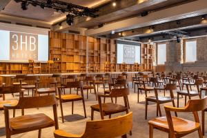 a room full of chairs and tables in a library at 3HB Faro in Faro