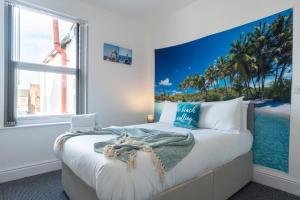 ハルにあるWGcDDE Large 3 Bedroom House - Close to MKM Stadium & A63 - Gardenの海の見えるベッドのある寝室